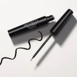 Vinyl Effect Eyeliner Long-Lasting