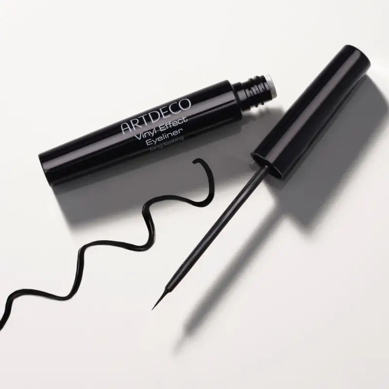 Vinyl Effect Eyeliner Long-Lasting